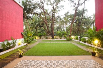 sunny 1br retreat steps from candolim beach