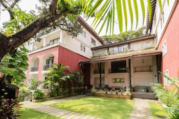 sunny 1br retreat steps from candolim beach
