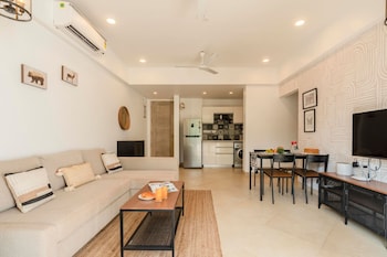 sunny 1br retreat steps from candolim beach