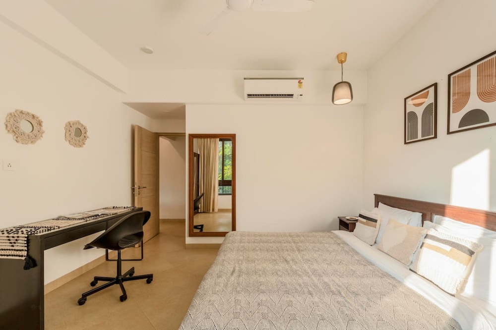 sunny 1br retreat steps from candolim beach