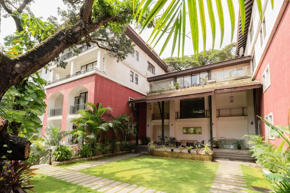 sunny 1br retreat steps from candolim beach