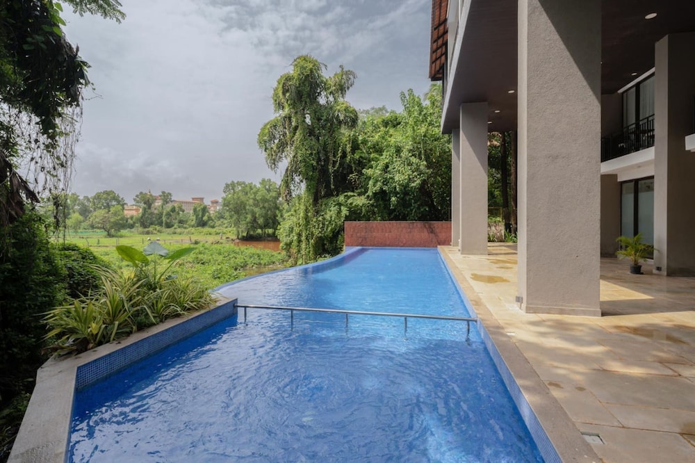 sunny 1br retreat steps from candolim beach