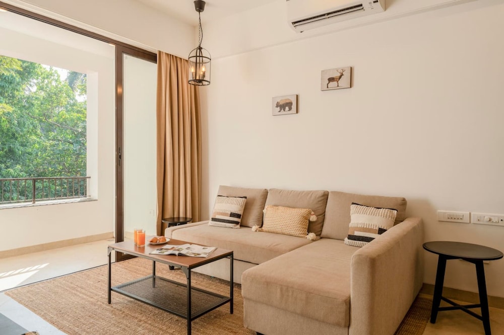 sunny 1br retreat steps from candolim beach