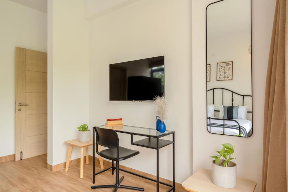 spacious 3 br apartment with pool in candolim