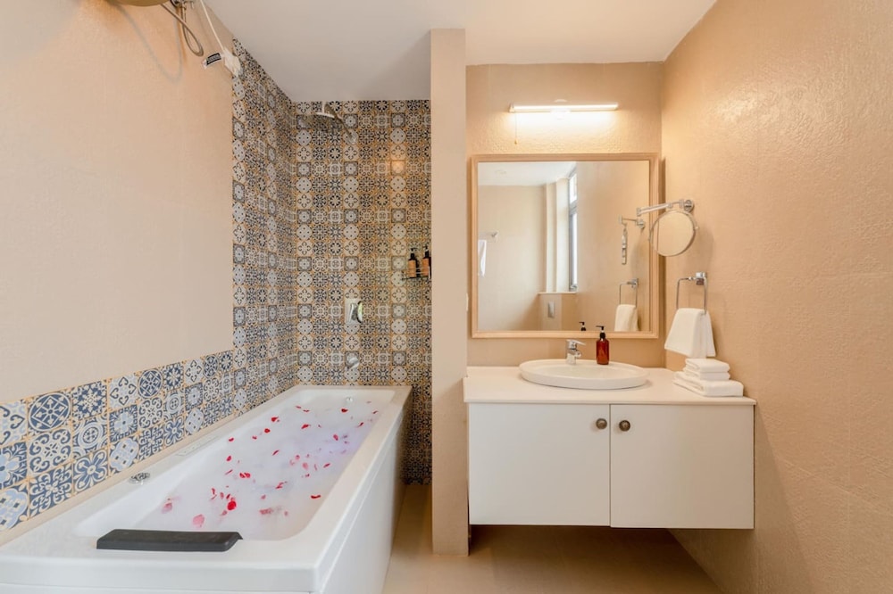 spacious 3 br apartment with pool in candolim