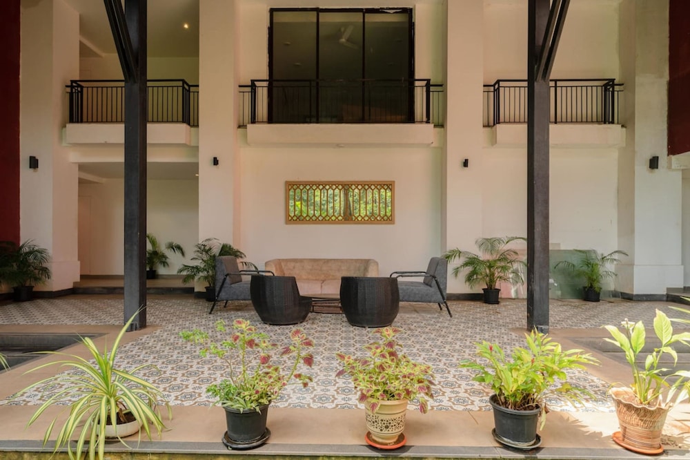 spacious 3 br apartment with pool in candolim