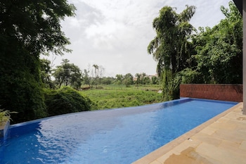 1br in candolim walking distance from beach