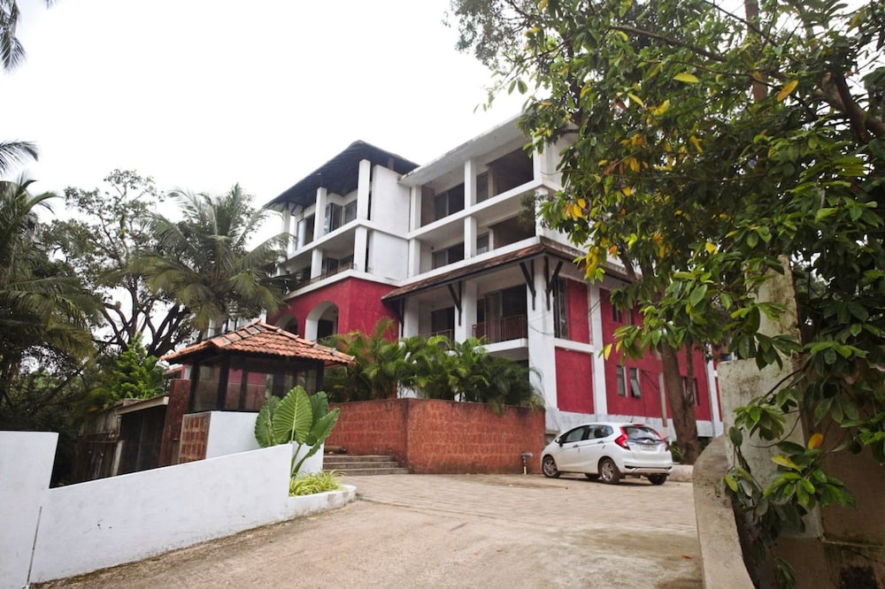 1br in candolim walking distance from beach