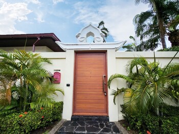 majestic seaside pool villa