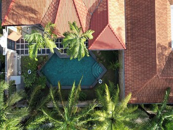 majestic seaside pool villa