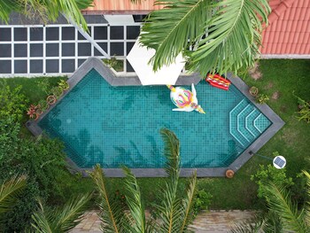 majestic seaside pool villa