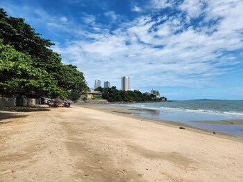 majestic seaside pool villa