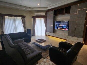 majestic seaside pool villa