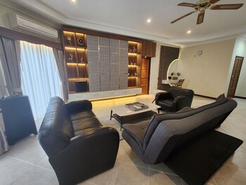 majestic seaside pool villa