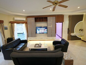 majestic seaside pool villa