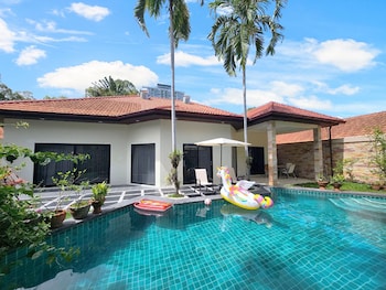 majestic seaside pool villa
