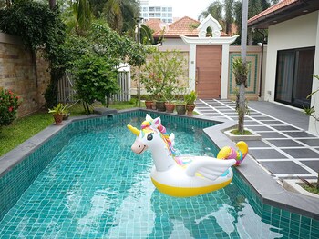 majestic seaside pool villa