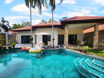 majestic seaside pool villa