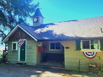 Siltcoos Station Retreats,83028 Siltcoos Station Rd,4 star