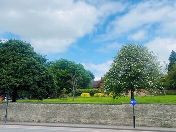 2 bed town centre free park wi fi garden