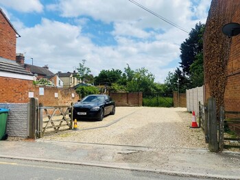 2 bed town centre free park wi fi garden