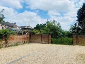 2 bed town centre free park wi fi garden