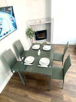 2 Bed Town Centre Free Park Wi-Fi Garden,,5 star