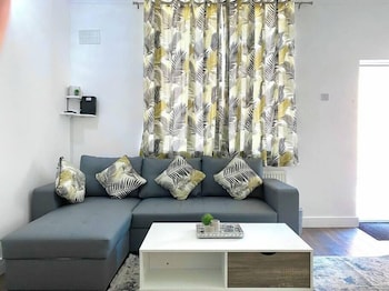 2 Bed Town Centre Free Park Wi-Fi Garden,,5 star