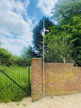 2 bed town centre free park wi fi garden