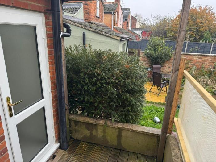 2 bed town centre free park wi fi garden