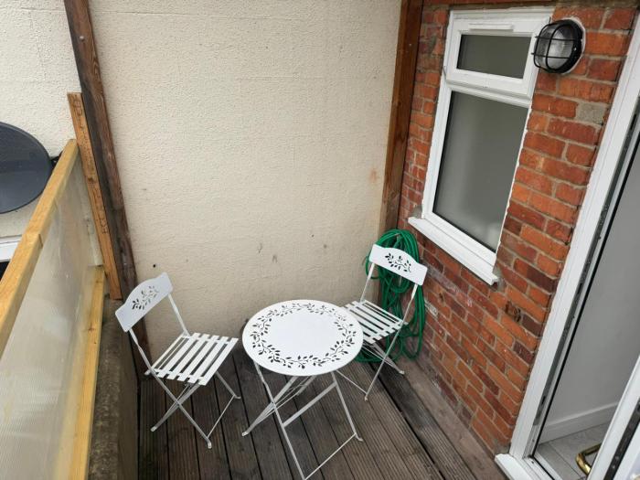 2 bed town centre free park wi fi garden