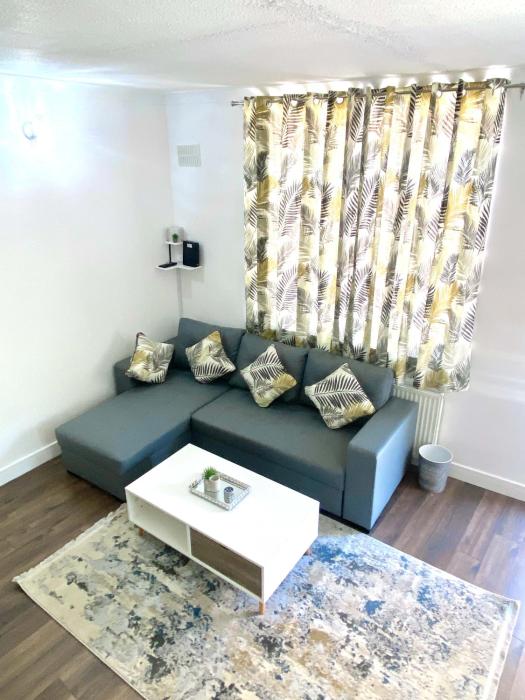 2 bed town centre free park wi fi garden