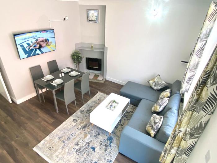 2 bed town centre free park wi fi garden