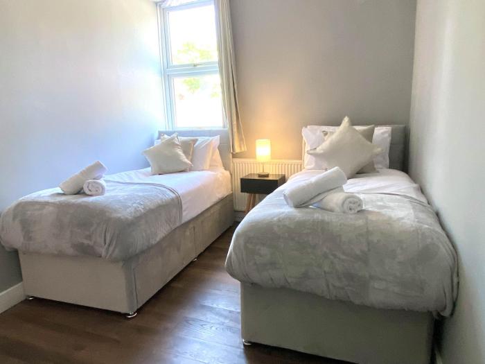 2 bed town centre free park wi fi garden