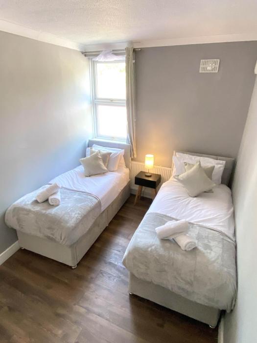 2 bed town centre free park wi fi garden