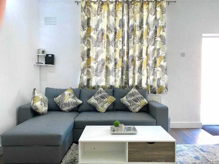 2 bed town centre free park wi fi garden