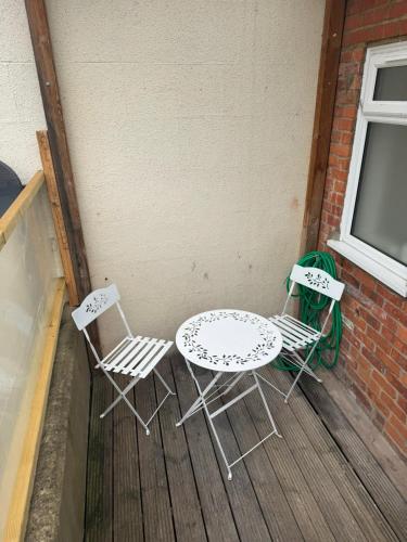 2 bed town centre free park wi fi garden