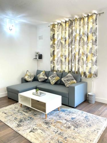 2 bed town centre free park wi fi garden