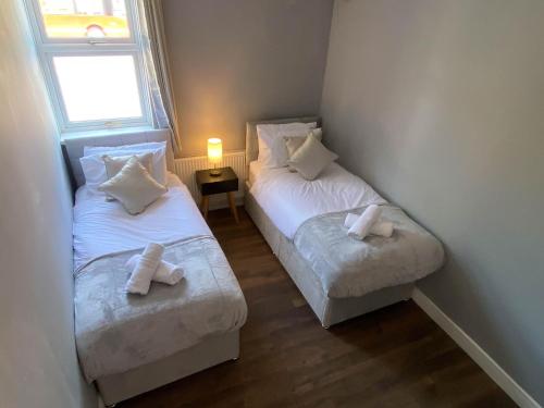 2 bed town centre free park wi fi garden