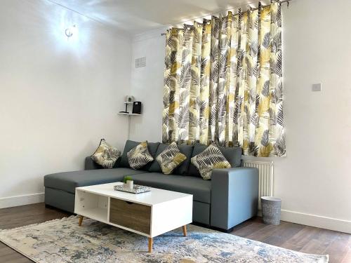 2 bed town centre free park wi fi garden