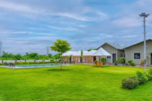 unity sunrise resort best hotel near statue of unity