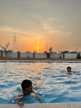 unity sunrise resort best hotel near statue of unity