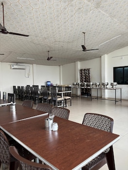 unity sunrise resort best hotel near statue of unity