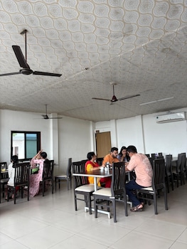 unity sunrise resort best hotel near statue of unity