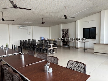 unity sunrise resort best hotel near statue of unity