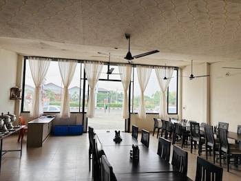 unity sunrise resort best hotel near statue of unity