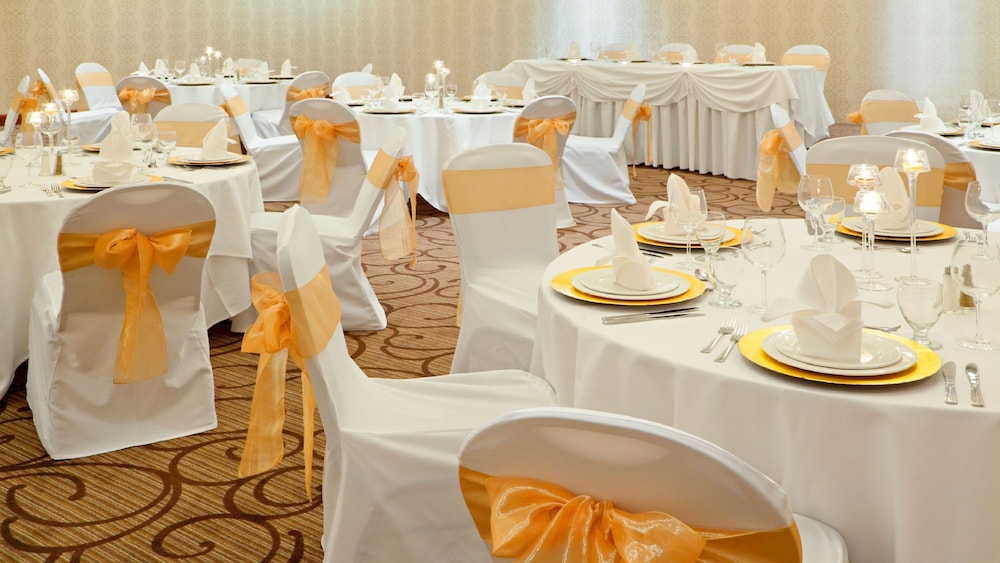 holiday inn oakville centre by ihg