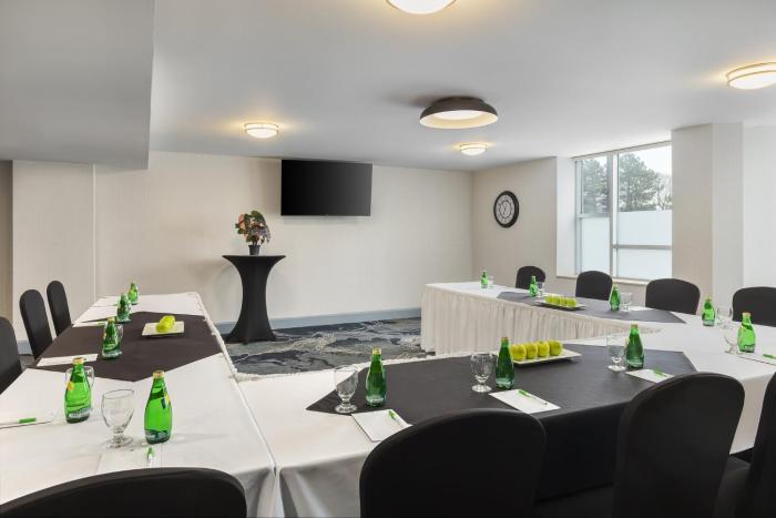 holiday inn oakville centre by ihg