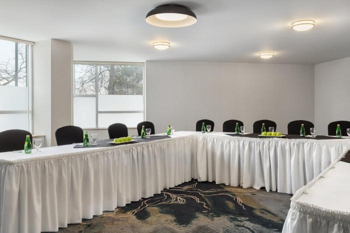 holiday inn oakville centre by ihg