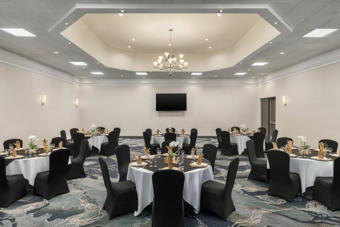 holiday inn oakville centre by ihg